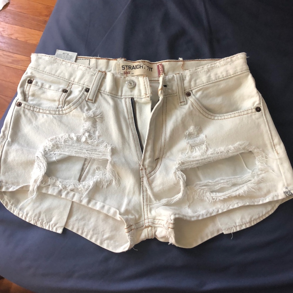 LEVI’S Light Wash Shorts